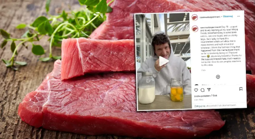 Surowe mięso na drewnianym blacie, obok zielone zioła. W tle zdjęcie mężczyzny z słoikami mleka i jajek, który eksperymentuje z dietą.