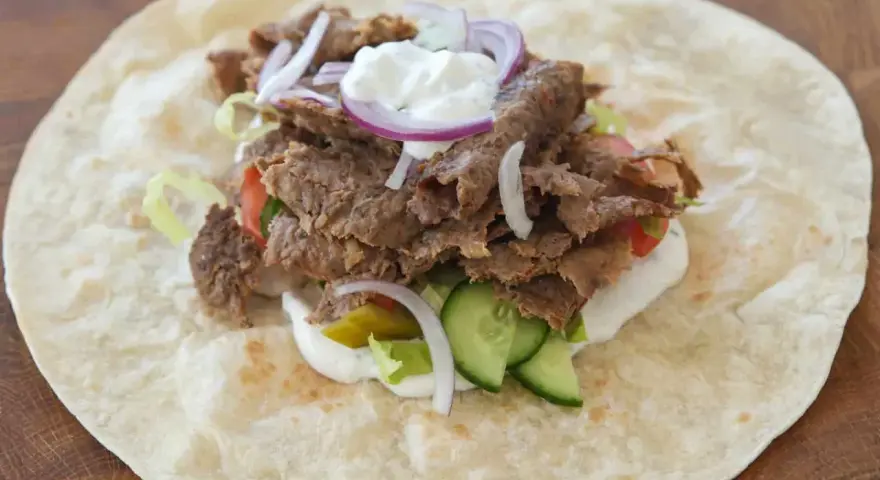 Pyszny kebab w tortilli z mięsem, warzywami i sosem. Zastanawiasz się, ile kcal ma kebab?