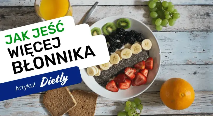 Pyszna owsianka z owocami i nasionami chia, idealna na śniadanie, które ma duzo blonnika. Obok szklanka soku i kromki chleba.