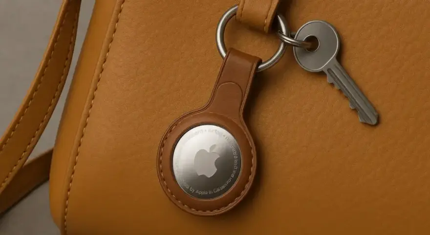 Skórzana torebka z kluczami i brelokiem Apple AirTag. Dowiedz się, jak działa AirTag, by nigdy nie zgubić swoich rzeczy.