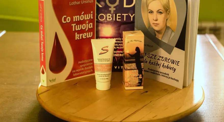 Książki o zdrowiu kobiety i kremy, które mogą pomóc w utrzymaniu równowagi hormonalnej, np. jak podwyższyć estrogen.