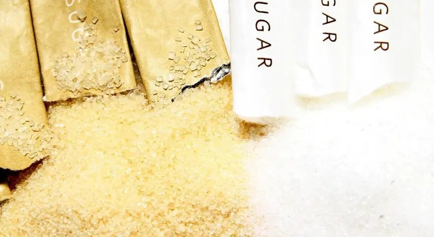 Złoty cukier trzcinowy obok białego. Czy cukier trzcinowy jest zdrowszy? Zobaczmy, co kryje się w opakowaniach z napisem "SUGAR".