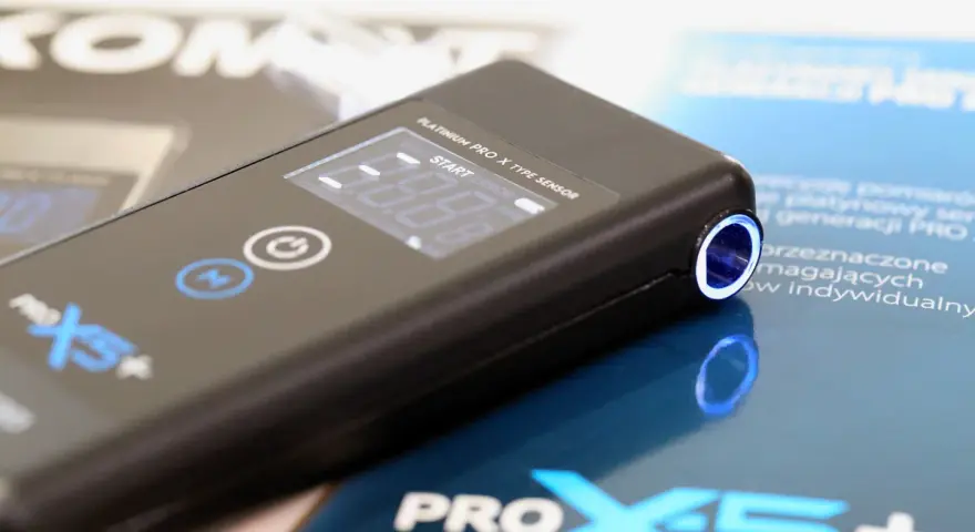 Elegancki, czarny alkomat PRO X5+ z niebieskim podświetleniem. Dobry alkomat do precyzyjnych pomiarów.