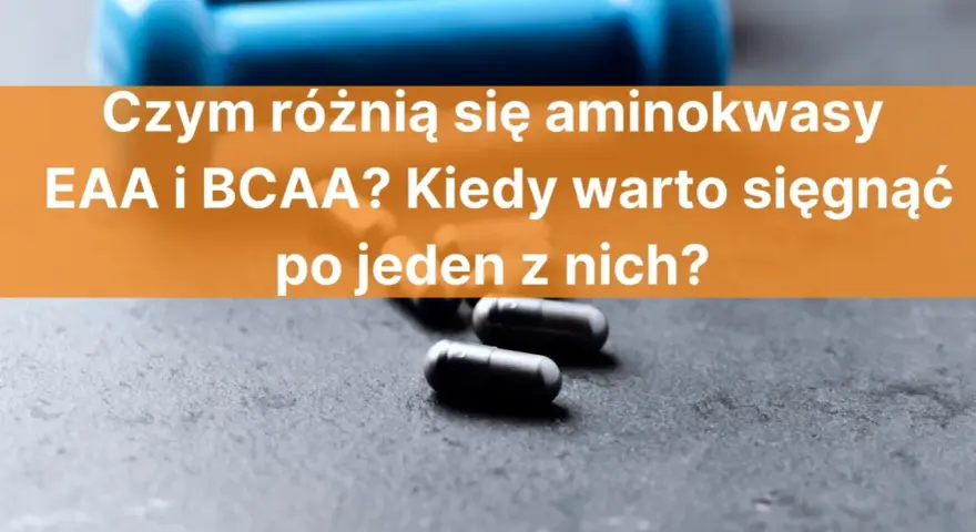 Niebieskie hantle i kapsułki na ciemnym tle. Tekst pyta o różnice między aminokwasami EAA i BCAA.