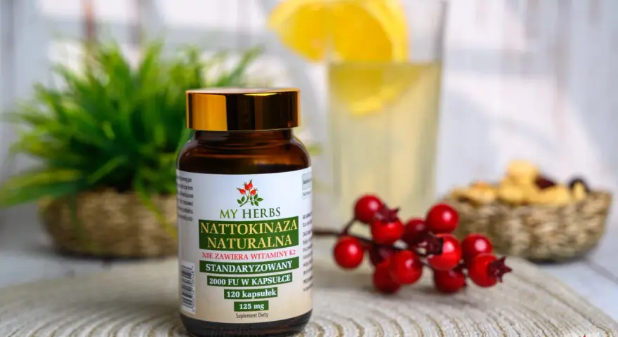 Butelka nattokinazy naturalnej My Herbs, 120 kapsułek. Idealna nattokinaza jaka najlepsza dla zdrowia, obok cytrynowy napój i jagody.