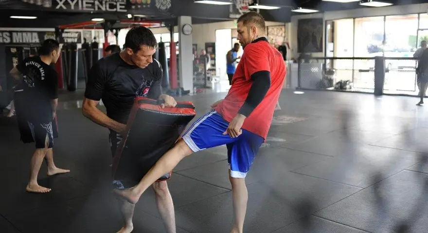 Jak trenować MMA: skuteczne techniki i plany dla początkujących