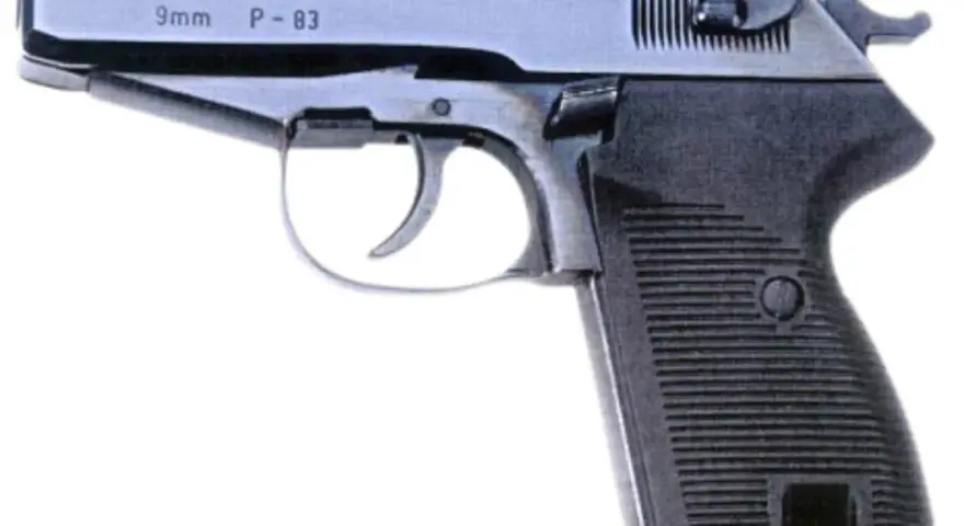 Pistolet P-83 kalibru 9mm, z czarną, ryflowaną rękojeścią.