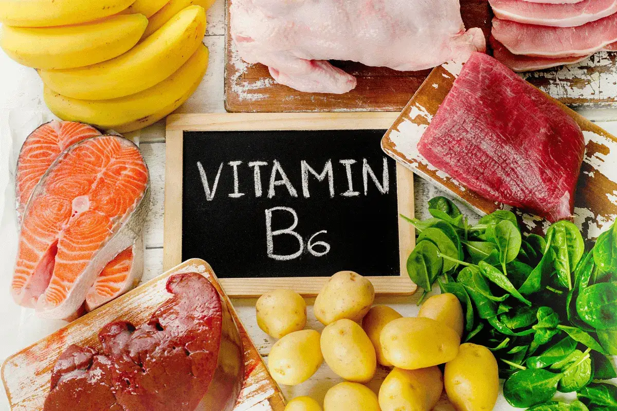 Banany, łosoś, wątróbka, ziemniaki, szpinak, kurczak i wołowina – produkty bogate w witaminę B6.