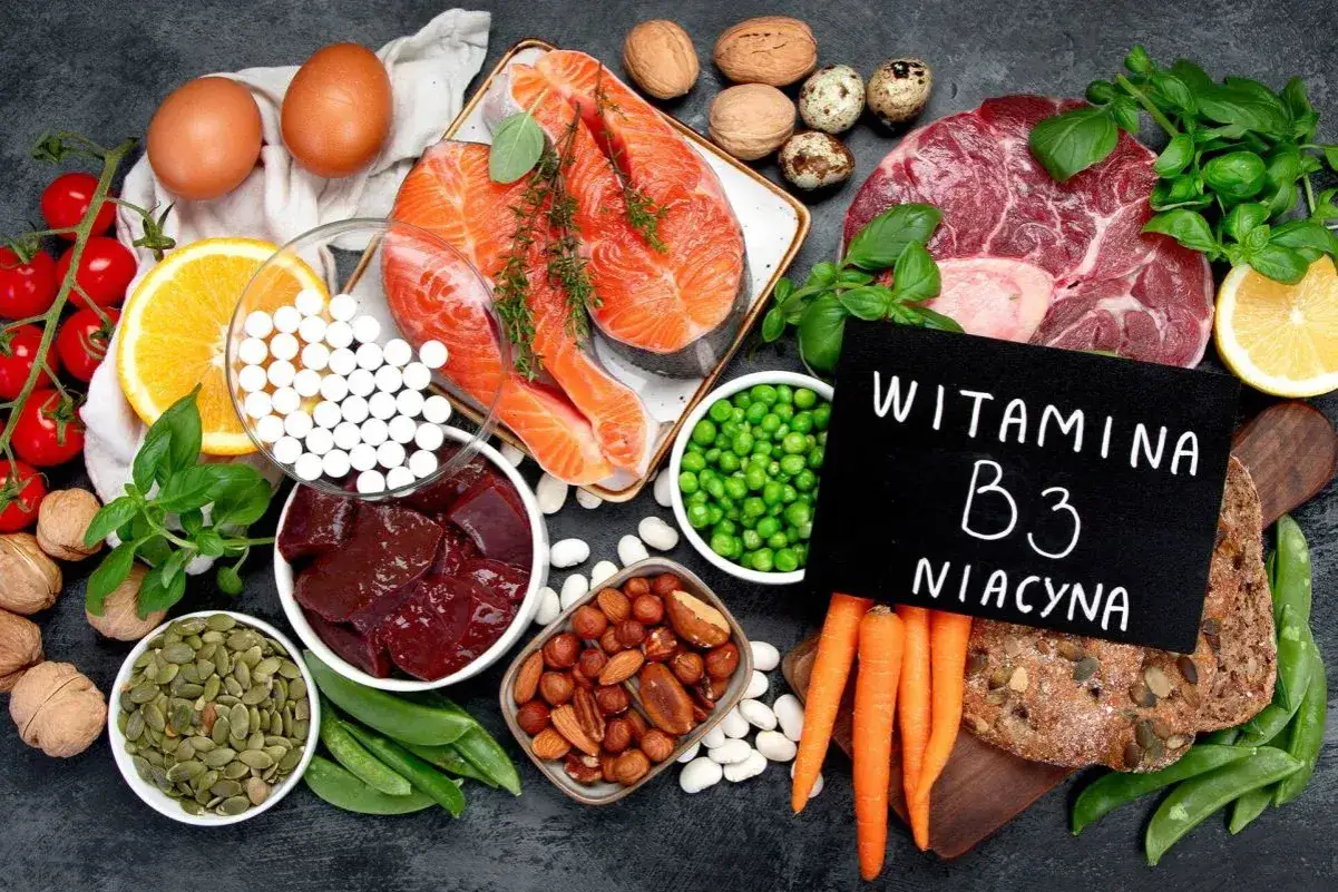 Bogactwo produktów spożywczych, które wspierają niacyna działanie: łosoś, mięso, wątróbka, orzechy, fasola, groszek, marchew, jajka, pomidory, pomarańcza.