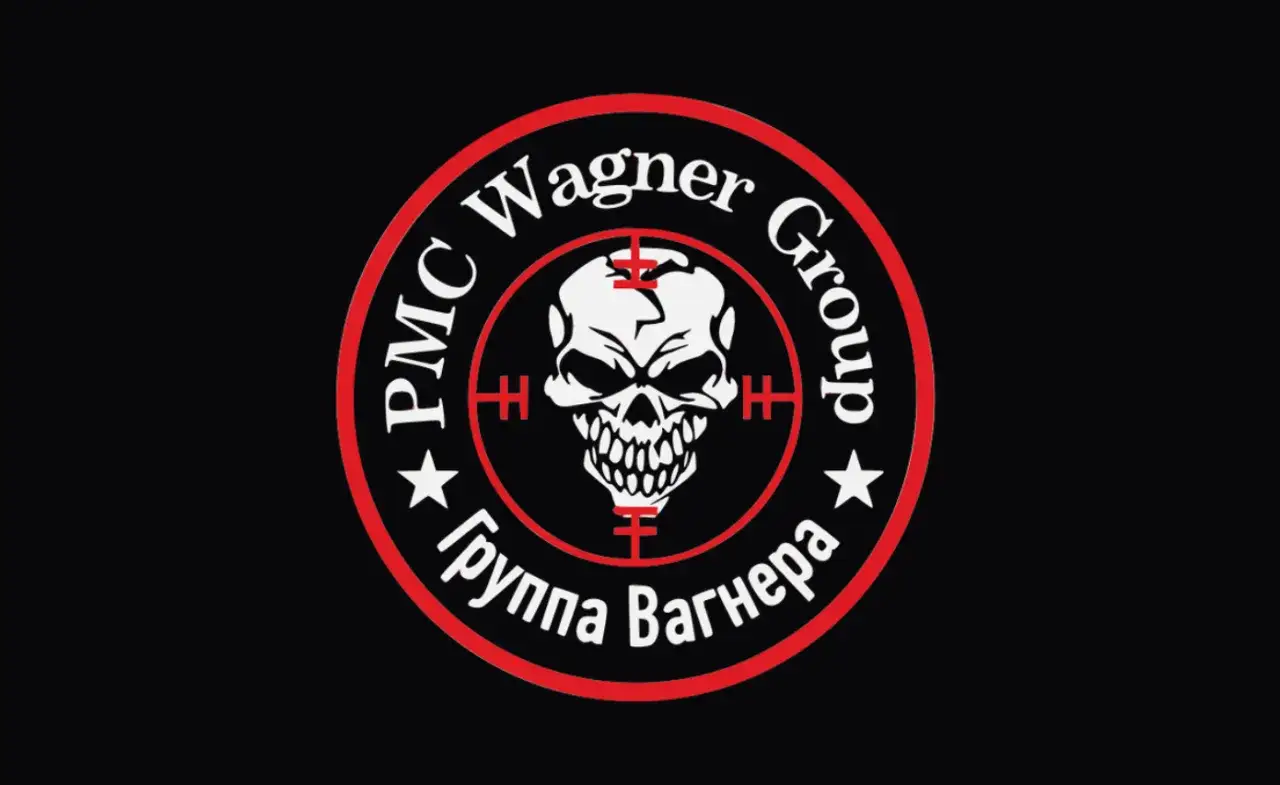 Logo PMC Wagner Group z czaszką w celowniku i napisem 