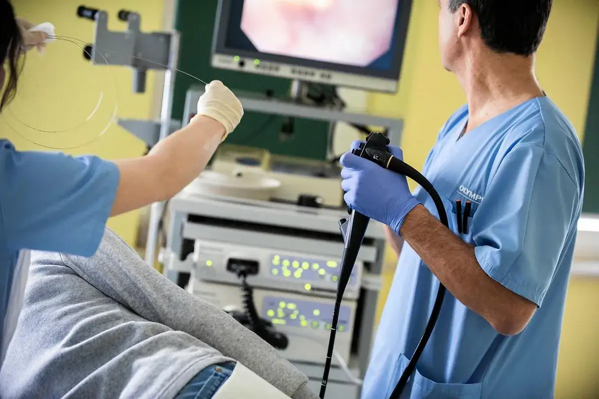 Lekarze wykonują endoskopię, badanie kluczowe w diagnostyce chorób, w tym ibd. Na ekranie widać obraz z wnętrza ciała pacjenta.