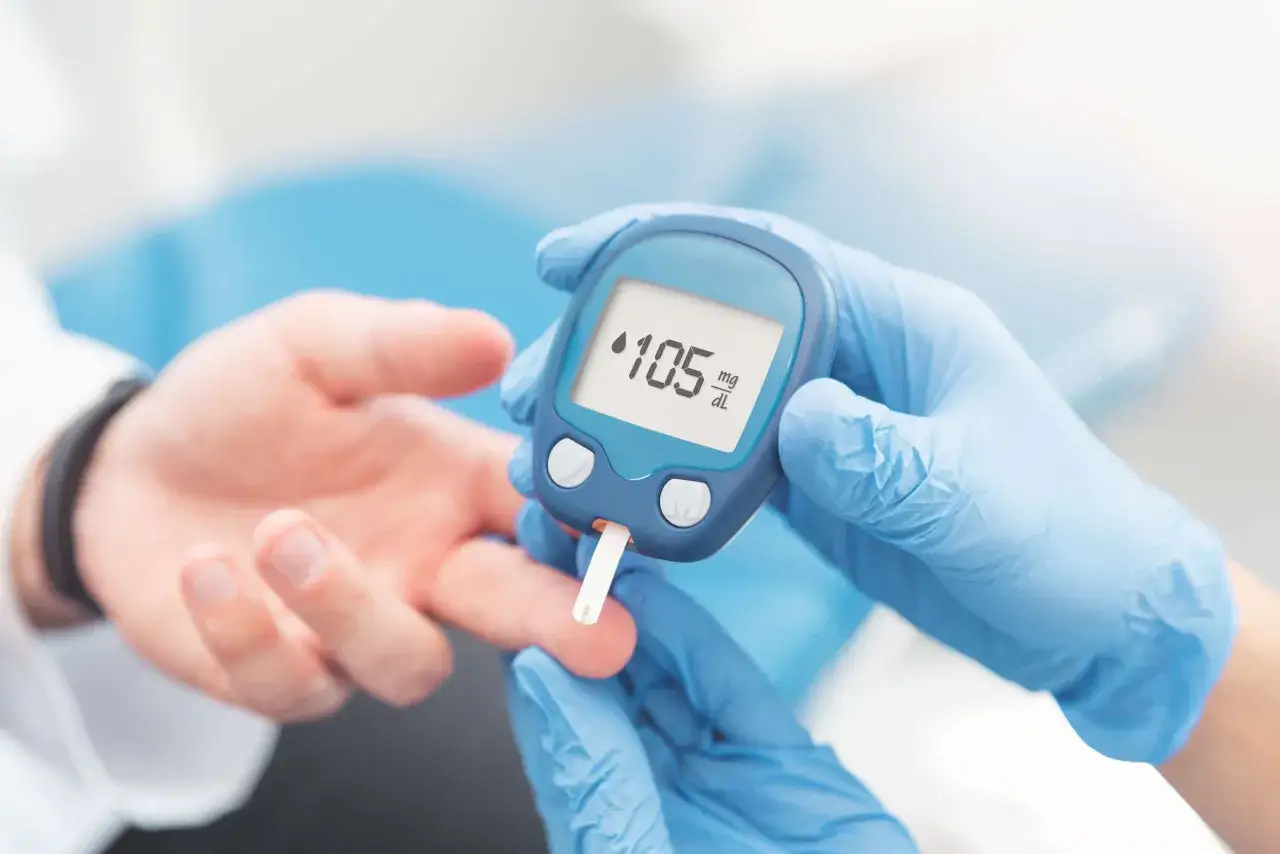 Pomiar glukozy we krwi wskazuje 105 mg/dL, co może sugerować hiperglikemię.