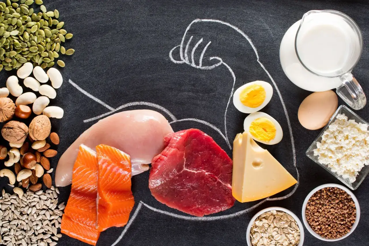 Produkty bogate w proteiny: mięso, ryby, jajka, nabiał, orzechy, nasiona i kasze. Buduj siłę!