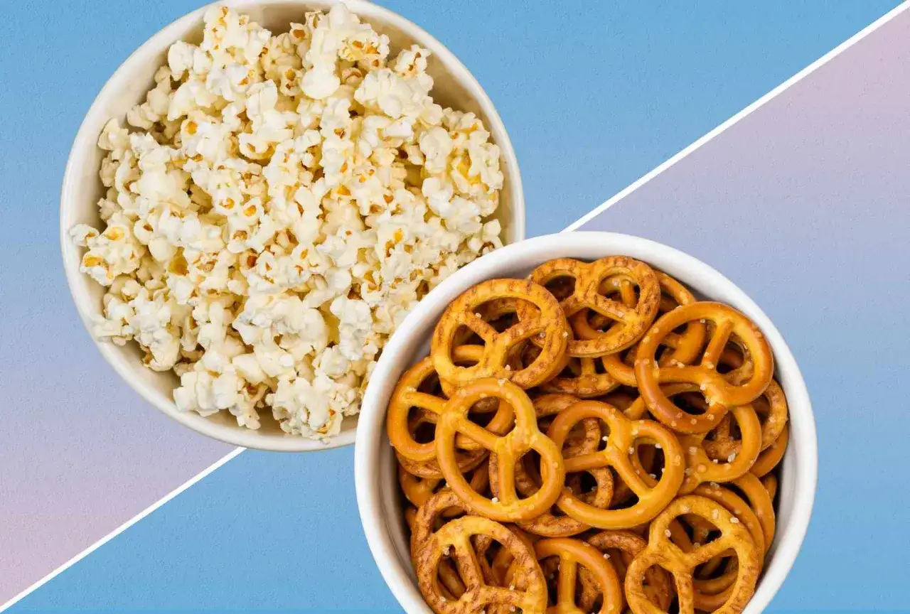 Dwie miski: jedna z popcornem, druga z precelkami. Czy popcorn tuczy? Zależy od dodatków!