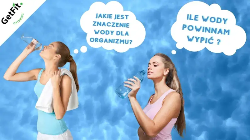 Dwie kobiety zastanawiają się, jak nawodnić organizm. Jedna pije wodę, druga trzyma butelkę.